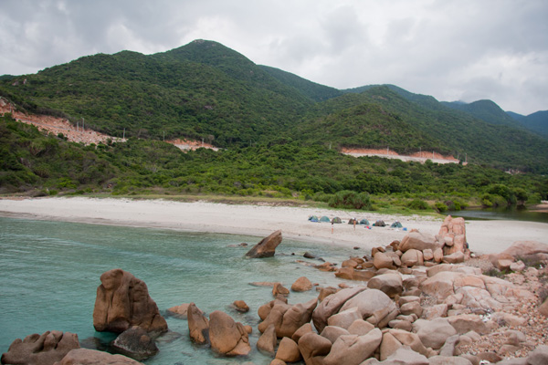 L&ecirc;n n&uacute;i Ch&uacute;a đi biển B&igrave;nh Ti&ecirc;n ở Ninh Thuận 